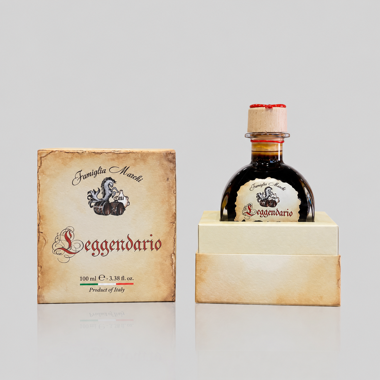 Maturato in botti di diversi legni pregiati, il nostro Condimento Balsamico “Leggendario 26” risulta armonico, equilibrato, rotondo, pieno, intenso e avvolgente al palato. Il suo gusto strutturalmente complesso è avvalorato da note tanniche persistenti. Viene prodotto nella quiete della nostra Acetaia a Modena, grazie alla combinazione di Mosto Cotto delle uve autoctone coltivate nei terreni della famiglia e Aceto di Vino di qualità. Questi ingredienti, sapientemente selezionati vengono miscelati e lasciati riposare per un lunghissimo periodo. Questa fase della produzione consente al Condimento Balsamico di presentare delle caratteristiche organolettiche uniche, fin dal primo assaggio. Quella proposta dal “Leggendario 26” è una sinfonia di sapori tutta da gustare, racchiusa nell’antico Calamaio da 100 ml. In cucina: Questo Condimento Balsamico si presenta come una scelta prelibata per valorizzare il sapore di formaggi di media stagionatura, budini e fragole.