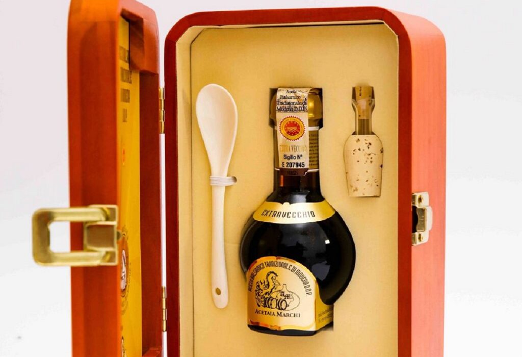 Acetaia Marchi, produzione di Aceto Balsamico Tradizionale di Modena D.O.P. - scatola di legno