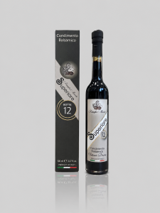 Il “Superiore botte 12” è un Condimento Balsamico realizzato con Mosto Cotto delle uve autoctone coltivate nei terreni della famiglia e Aceto di Vino di alta qualità. Entrambi gli ingredienti vengono attentamente selezionati e lasciati a maturare in botti di legno pregiato. Grazie alla maestria, alla passione e alla tradizione tramandate nei secoli dalla famiglia Marchi, questo prodotto conquista per il suo colore nero brillante e per il suo sapore rotondo, pieno, deciso e avvolgente. Ad avvalorare il Condimento Balsamico “Superiore botte 12” c’è anche un inebriante e armonico profumo. Questo prodotto altamente qualitativo, dalle caratteristiche uniche e inconfondibili, ricercato e gustoso, si rivela da sempre una delle principali eccellenze enogastronomiche del nostro territorio. Viene proposto nell’elegante bottiglia Gardenia da 200 ml. In cucina: Questo Condimento Balsamico è particolarmente indicato per le ricette a base di tortelloni, per la carne alla griglia e per le mousse dolci e salate.