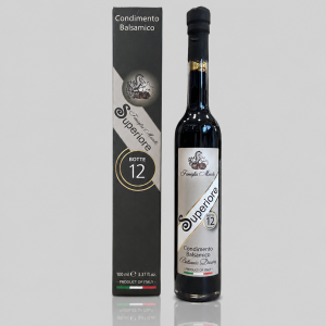 Il “Superiore botte 12” è un Condimento Balsamico realizzato con Mosto Cotto delle uve autoctone coltivate nei terreni della famiglia e Aceto di Vino di alta qualità. Entrambi gli ingredienti vengono attentamente selezionati e lasciati a maturare in botti di legno pregiato. Grazie alla maestria, alla passione e alla tradizione tramandate nei secoli dalla famiglia Marchi, questo prodotto conquista per il suo colore nero brillante e per il suo sapore rotondo, pieno, deciso e avvolgente. Ad avvalorare il Condimento Balsamico “Superiore botte 12” c’è anche un inebriante e armonico profumo. Questo prodotto altamente qualitativo, dalle caratteristiche uniche e inconfondibili, ricercato e gustoso, si rivela da sempre una delle principali eccellenze enogastronomiche del nostro territorio. Viene proposto nell’elegante bottiglia Gardenia da 200 ml. In cucina: Questo Condimento Balsamico è particolarmente indicato per le ricette a base di tortelloni, per la carne alla griglia e per le mousse dolci e salate.