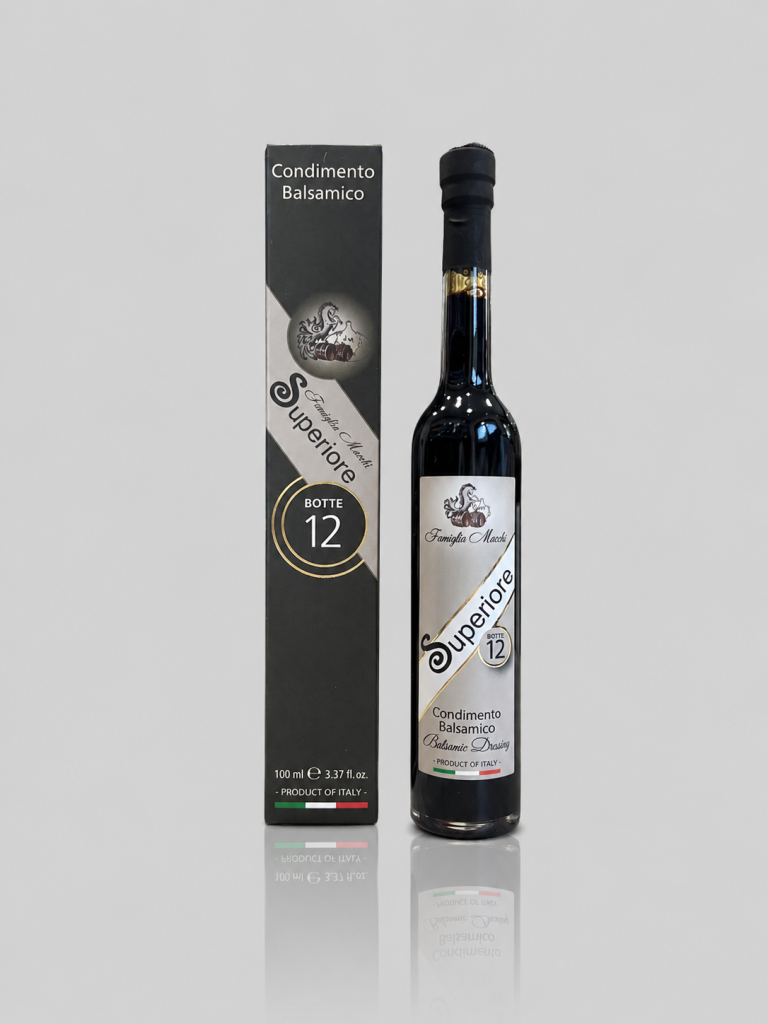 Il “Superiore botte 12” è un Condimento Balsamico realizzato con Mosto Cotto delle uve autoctone coltivate nei terreni della famiglia e  Aceto di Vino di alta qualità. Entrambi gli ingredienti vengono attentamente selezionati e lasciati a maturare in botti di legno pregiato. Grazie alla maestria, alla passione e alla tradizione tramandate nei secoli dalla famiglia Marchi, questo prodotto conquista per il suo colore nero brillante e per il suo sapore rotondo, pieno, deciso e avvolgente. Ad avvalorare il Condimento Balsamico “Superiore botte 12” c’è anche un inebriante e armonico profumo. Questo prodotto altamente qualitativo, dalle caratteristiche uniche e inconfondibili, ricercato e gustoso, si rivela da sempre una delle principali eccellenze enogastronomiche del nostro territorio. Viene proposto nell’elegante bottiglia Gardenia da 200 ml. In cucina: Questo Condimento Balsamico è particolarmente indicato per le ricette a base di tortelloni, per la carne alla griglia e per le mousse dolci e salate.