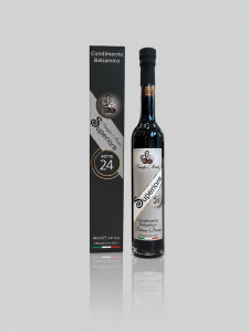 Il Condimento Balsamico “Superiore" botte 24 è caratterizzato da un colore nero brillante e da un sapore rotondo, morbido e avvolgente. Il suo gusto strutturalmente complesso, avvalorato da sentori fruttati freschi, conquista insieme al profumo deciso e inebriante di questo prodotto. Questo Condimento Balsamico è il frutto della maestria, della tradizione e della passione tramandate nei secoli dalla famiglia Marchi. Per la produzione si uniscono Mosto Cotto delle uve autoctone coltivate nei terreni della famiglia e Aceto di Vino sapientemente selezionati. Dopo una lenta maturazione all’interno di pregiate botti, si riesce a dare vita ad un Condimento Balsamico di altissima qualità, che si presenta come una vera e propria eccellenza enogastronomica. Il Condimento Balsamico “Superiore" botte 24 vanta caratteristiche uniche e inconfondibili, e per questo si rivela ricercato e gustoso. Viene proposto nell’elegante bottiglia Gardenia da 100 ml. In cucina: Questo Condimento Balsamico è consigliato per valorizzare il sapore di carni bianche e frutta fresca. È ottimo per caramellare.