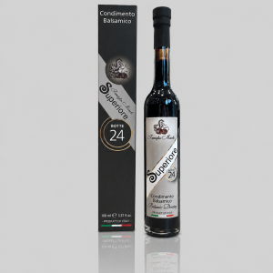 Il Condimento Balsamico “Superiore botte 24” è caratterizzato da un colore nero brillante e da un sapore rotondo, morbido e avvolgente. Il suo gusto strutturalmente complesso, avvalorato da sentori fruttati freschi, conquista insieme al profumo deciso e inebriante di questo prodotto. Questo Condimento Balsamico è il frutto della maestria, della tradizione e della passione tramandate nei secoli dalla famiglia Marchi. Per la produzione si uniscono Mosto Cotto delle uve autoctone coltivate nei terreni della famiglia e Aceto di Vino sapientemente selezionati. Dopo una lenta maturazione all’interno di pregiate botti, si riesce a dare vita ad un Condimento Balsamico di altissima qualità, che si presenta come una vera e propria eccellenza enogastronomica. Il Condimento Balsamico “Superiore botte 24” vanta caratteristiche uniche e inconfondibili, e per questo si rivela ricercato e gustoso. Viene proposto nell’elegante bottiglia Gardenia da 100 ml. In cucina: Questo Condimento Balsamico è consigliato per valorizzare il sapore di carni bianche e frutta fresca. È ottimo per caramellare.
