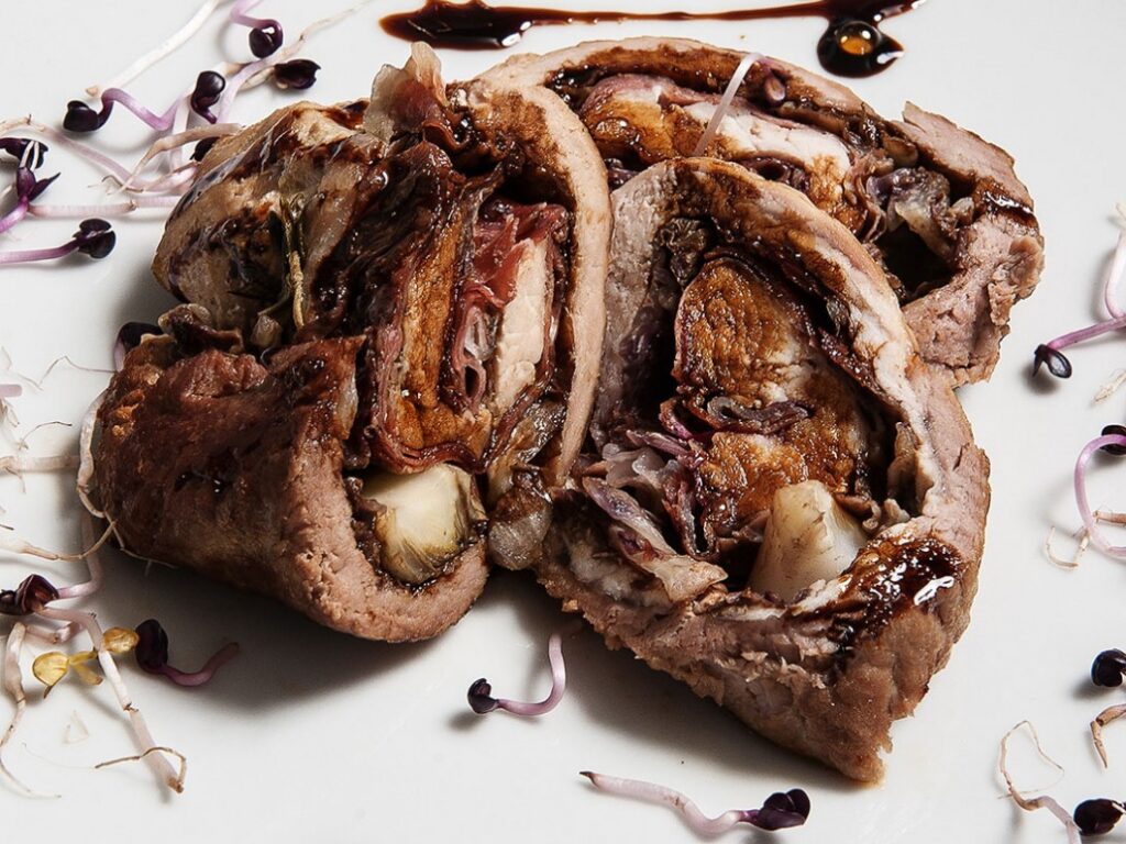 Girello di maiale al radicchio e crema di aceto balsamico di modena IGP