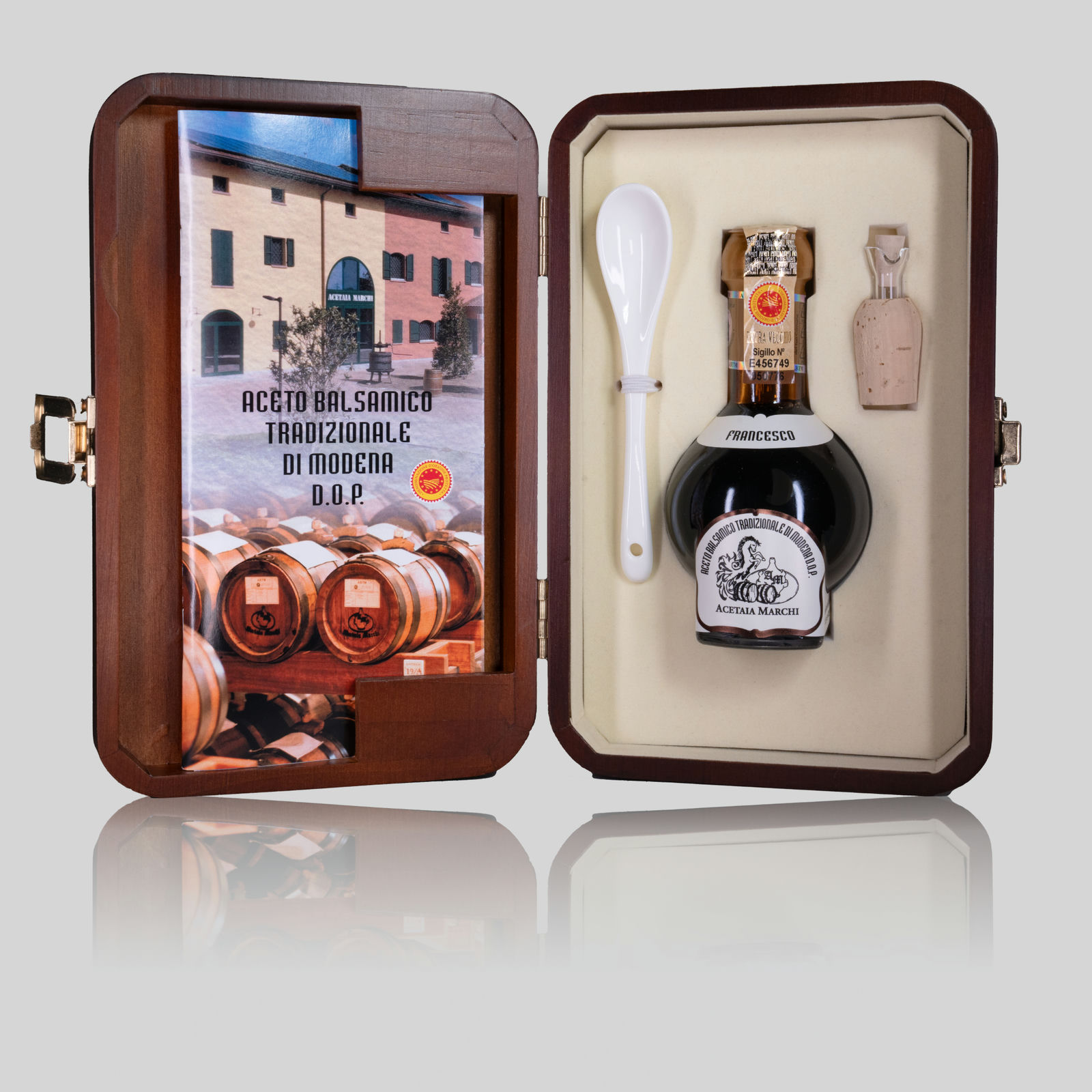 L’Aceto Balsamico Tradizionale di Modena DOP Extravecchio vanta un sapore unico proprio grazie al suo invecchiamento minimo certificato di 25 anni. È stato ottenuto da uve di Lambrusco e Trebbiano autoctone modenesi coltivate nei vigneti di famiglia, e lasciato invecchiare in batterie con botti di legni pregiati come: Rovere, Castagno, Acacia, Ciliegio, Rubinia, Frassino e Gelso. L’Oro Nero in questione, è prelevato esclusivamente dalle batterie personali del fondatore di Acetaia Marchi, Francesco Marchi, (da cui ne deriva il nome) essendo queste batterie le prime utilizzate per la maturazione di Aceto Balsamico Tradizionale di Modena DOP e quindi le più antiche, il prodotto prelevabile è limitatissimo, ma al contempo è il miglior Aceto Balsamico Tradizionale di Modena DOP Extravecchio. Si presenta in modo nobile, con un cofanetto di legno prestigioso che richiama le origini del nostro prodotto, pensato per renderlo ancor più prezioso e idoneo per i cadeau più ricercati. All’interno troverete la bottiglia tipica, a forma sferica con base rettangolare in vetro massiccio, disegnata in esclusiva dal designer Giugiaro. Usare questa tipologia di bottiglia per l’Aceto Balsamico Tradizionale di Modena DOP è obbligatorio per tutti i produttori, in quanto è previsto dalle Norme del Disciplinare di Produzione. La bottiglia è sigillata con il contrassegno numerato dall’ente certificatore. La confezione contiene il libretto del Consorzio in diverse lingue. In cucina: L’Aceto Balsamico Tradizionale di Modena D.O.P. Extravecchio Francesco è perfetto per le degustazioni goccia per goccia. Questo prodotto, prestigioso e dal sapore intenso, è particolarmente indicato per accompagnare Parmigiano Reggiano, fragole o gelato artigianale.