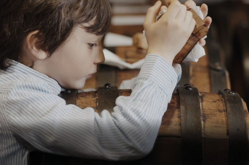 bambino guarda dentro botte di aceto balsamico tradizionale di modena DOP